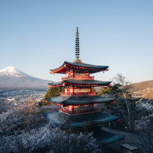 Чуреито - пагода и мемориал, расположенные на склоне холма в Arakurayama Sengen Park