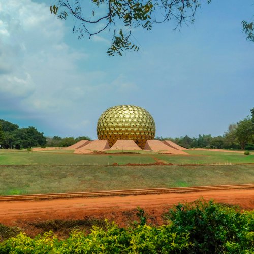 Прекрасный вид на храм Матри Мандир в Ауровиле, недалеко от Пондичерри в Индии.