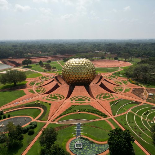 золотой шар Матримандир, окружённый садами