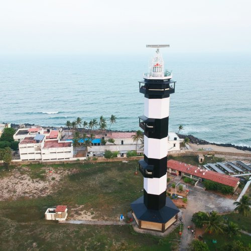 В XIX веке французские правители построили в Пондичерри маяк. Новый маяк был построен в XX веке правительством Индии. Старый маяк впервые зажег свет 1 сентября 1836 года. Новый маяк начал функционировать в 1979 году.