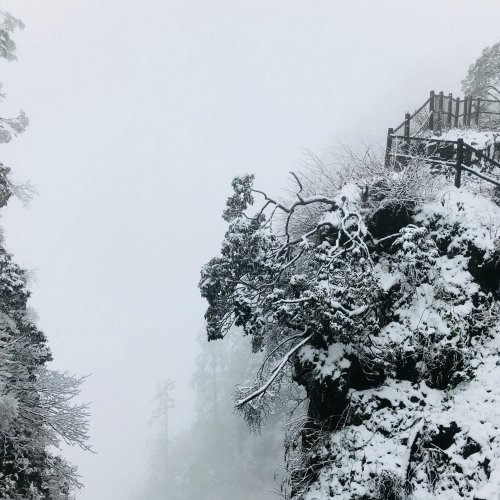 Вид с горы Эмэйшань.