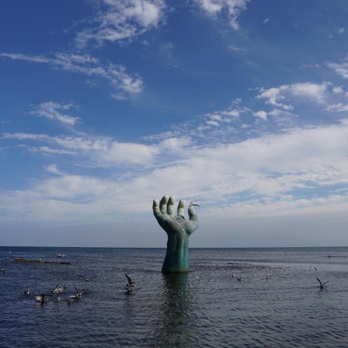 Скульптура «Рука сосуществования» установлена ​​в море недалеко от Пхохана в Корее. Эта скульптура настолько известна, что её посещает большое количество туристов.