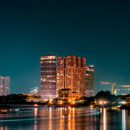 Вечерний Пномпень у реки, Камбоджа · Фото: sam onn chan / Unsplash