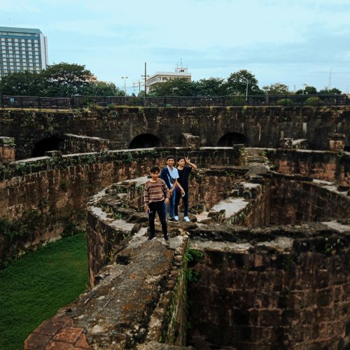 Интрамурос - исторический город-крепость внутри стен. Это самый старый район Манилы, столицы Филиппин, построенный испанцами в XVI веке как укрепленный центр власти
