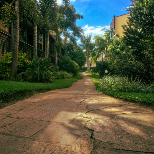 Пешеходная дорожка между двумя зданиями.