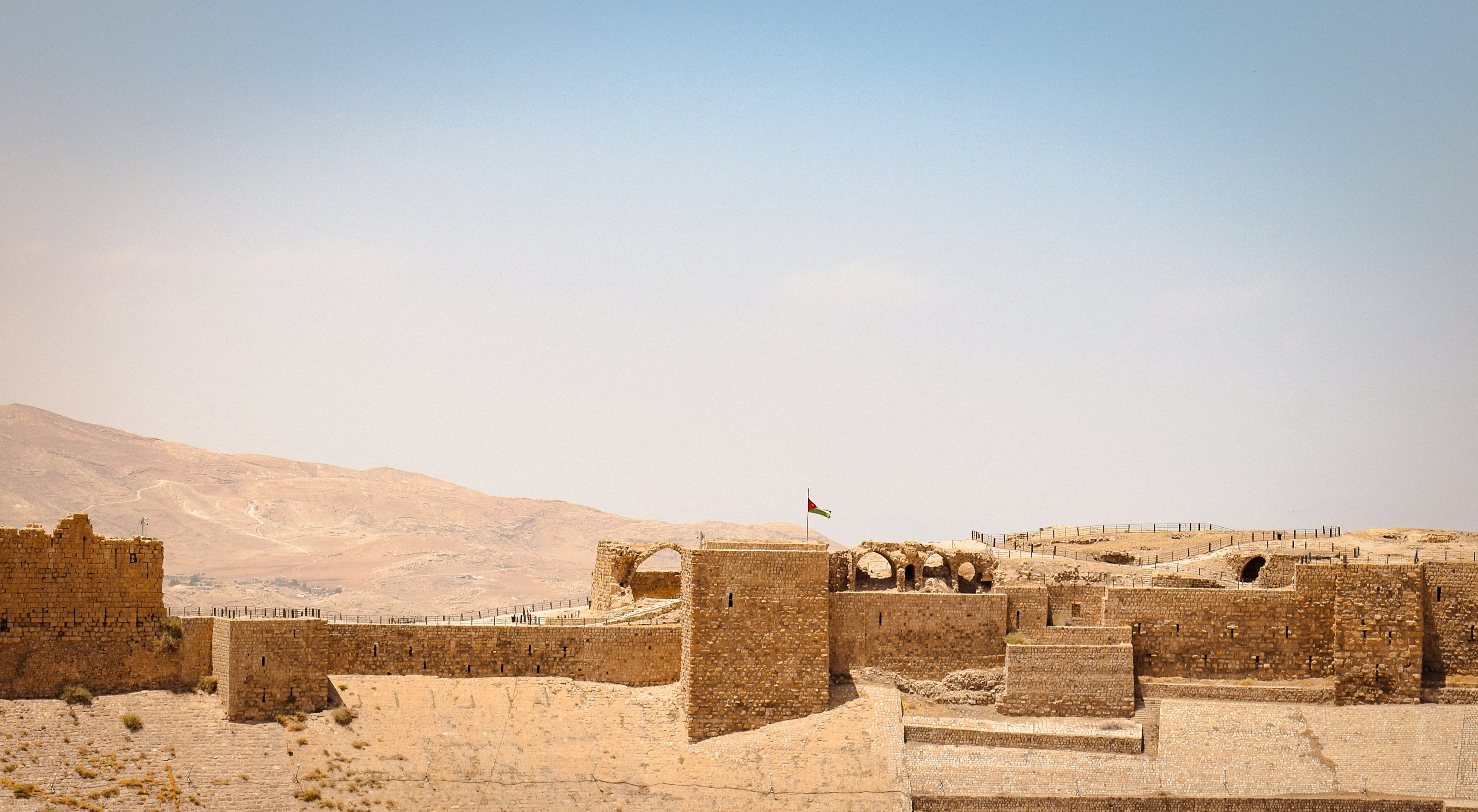 Крепость Карак (в Иордании) на английском языке называется Karak Castle или Al-Karak Castle. Также используется название Fortress of Kerak. Это исторический замок крестоносцев, расположенный в городе Эль-Карак.