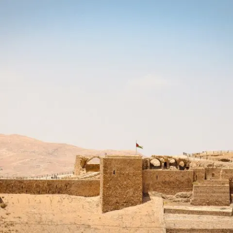 Крепость Карак (в Иордании) на английском языке называется Karak Castle или Al-Karak Castle. Также используется название Fortress of Kerak. Это исторический замок крестоносцев, расположенный в городе Эль-Карак.