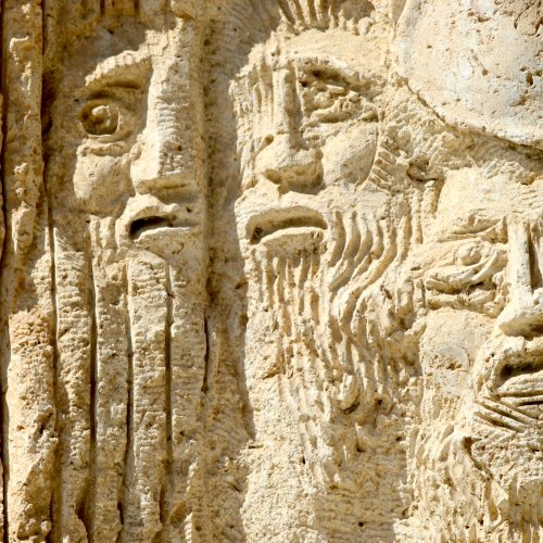 Скульптура у входа на гору Небо.