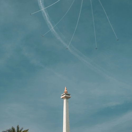 Монумент Национал (Monas) — символ Джакарты и городской панорамный вид