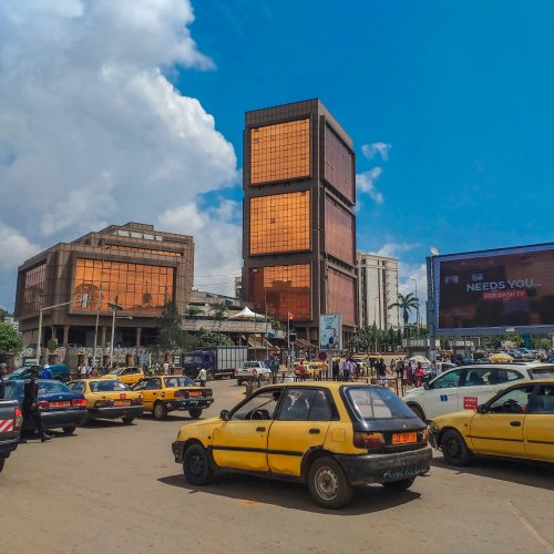 Дорожное движение на перекрестке "poste centrale" в Яунде, Камерун.