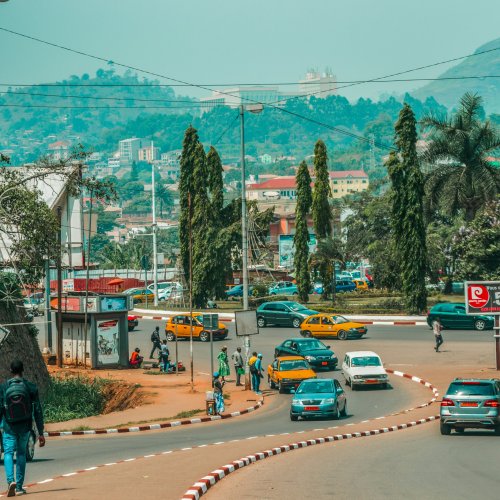 Вид на супермаркет Carrefour в Нлонгкаке, Яунде.