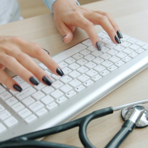 Туристическая страховка за границу: сколько стоит, как выбрать и как сделать так, чтобы она реально помогла ✈️